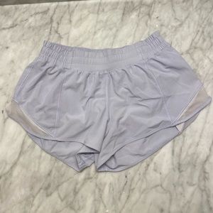 lululemon hotty hot 2.5” shorts